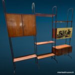 Libreria modulare anni '60 autoportante con cassettiera, ante e pannello decorativo