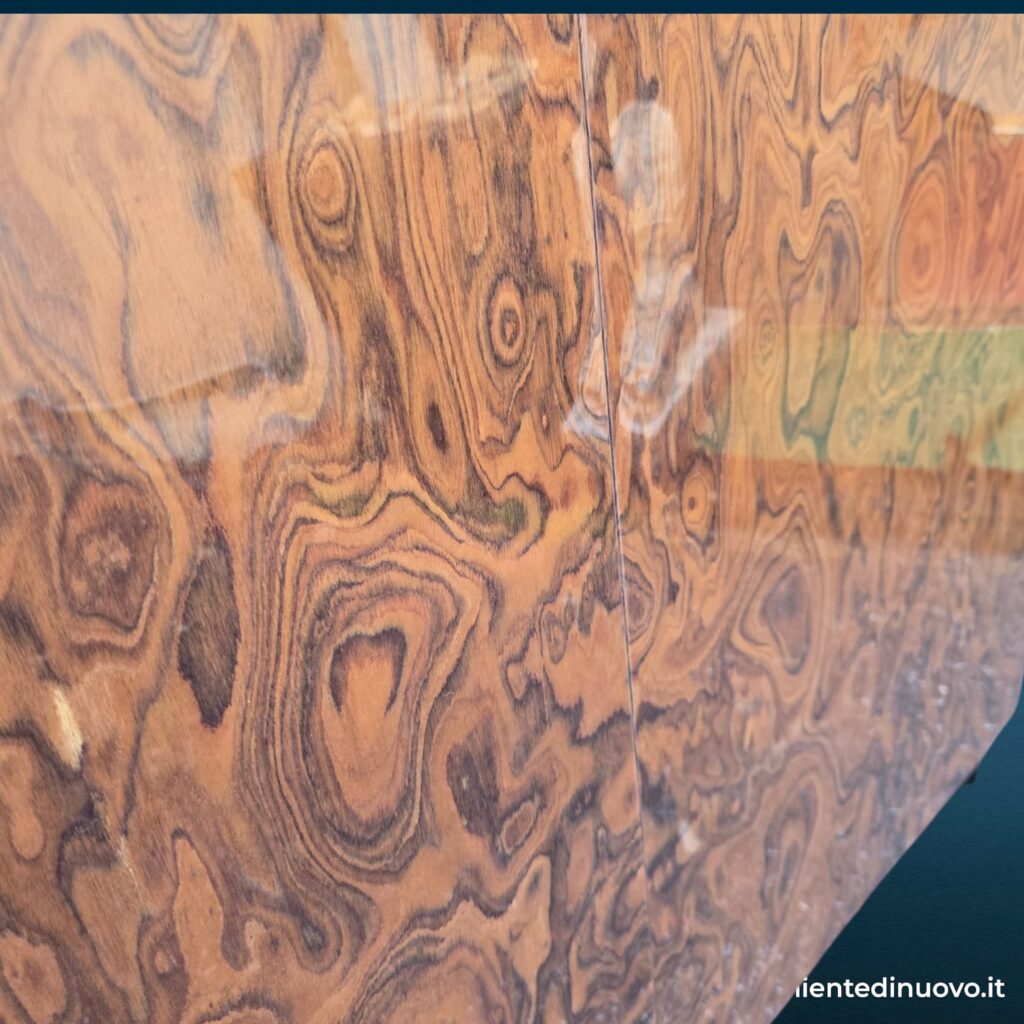 Credenza vintage in radica lucida con colonne laccate nere, anni '70-'80