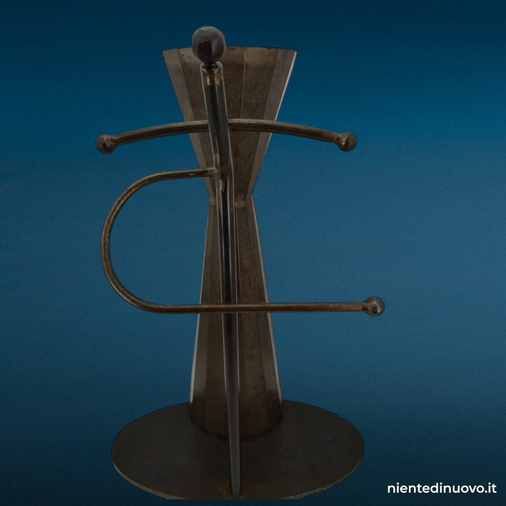 Servo muto artigianale industrial in ferro, dal design moderno e funzionale