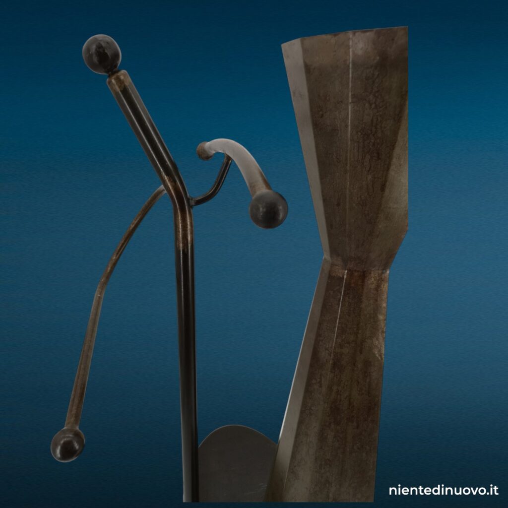 Servo muto artigianale industrial in ferro, dal design moderno e funzionale