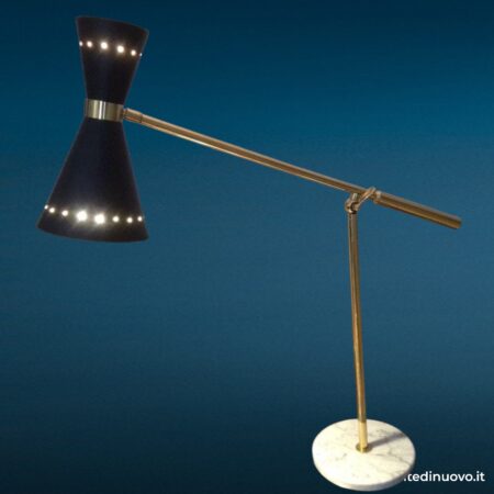 Lampada da tavolo cono snodo ottone stile Mid-Century con base in marmo