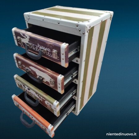 Cassettiera a 4 cassetti stile valigie in legno con similpelle e maniglie decorative