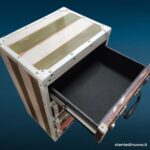 Cassettiera a 4 cassetti stile valigie in legno con similpelle e maniglie decorative
