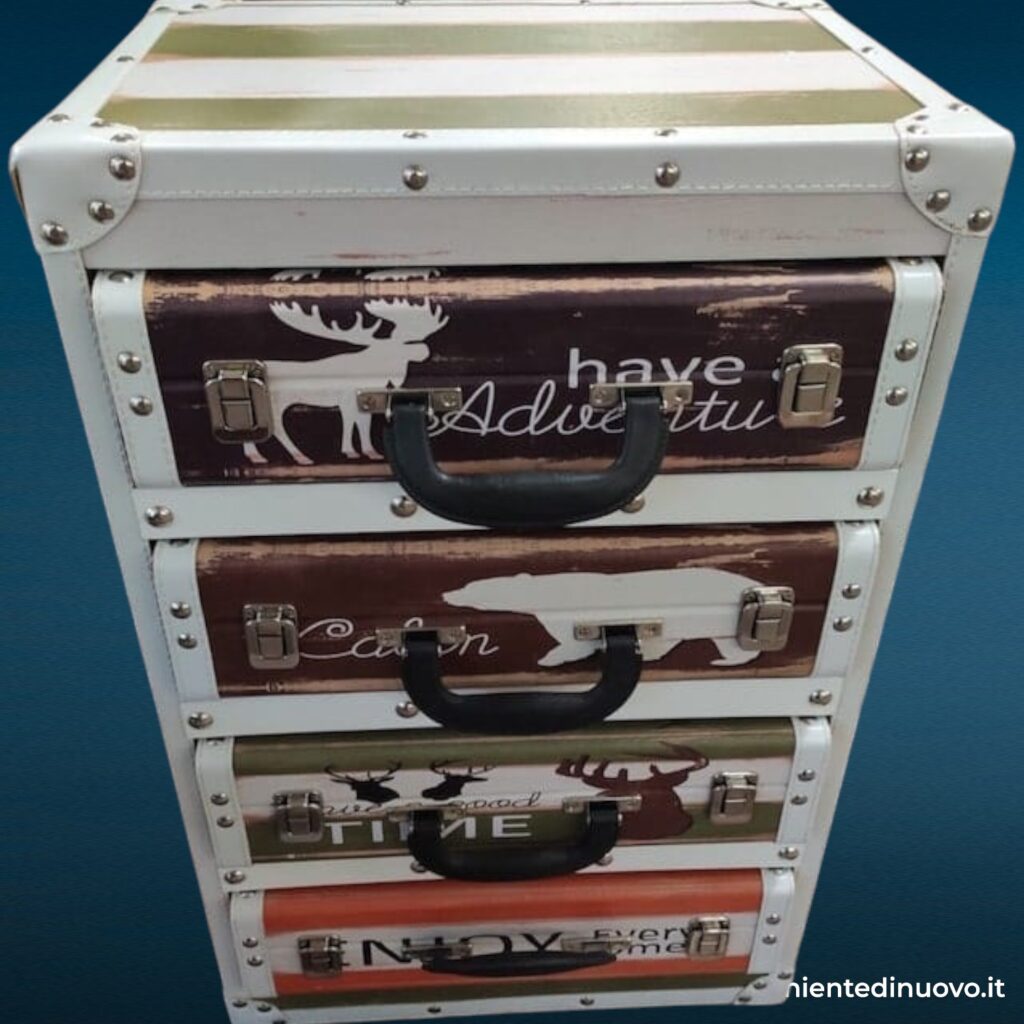 Cassettiera a 4 cassetti stile valigie in legno con similpelle e maniglie decorative