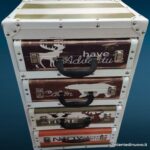 Cassettiera a 4 cassetti stile valigie in legno con similpelle e maniglie decorative