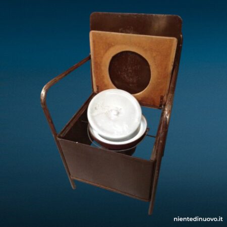 Vecchia comoda in ferro con contenitore e coperchio, sedia vintage con braccioli