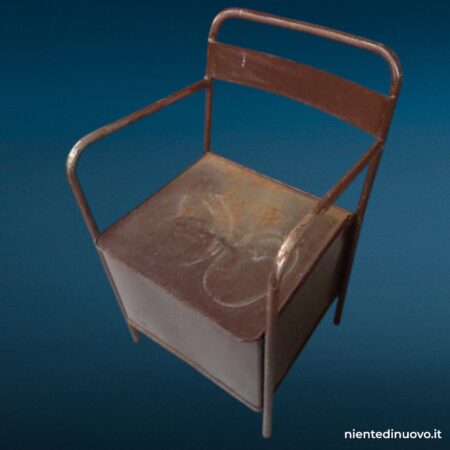 Vecchia comoda in ferro con contenitore e coperchio, sedia vintage con braccioli