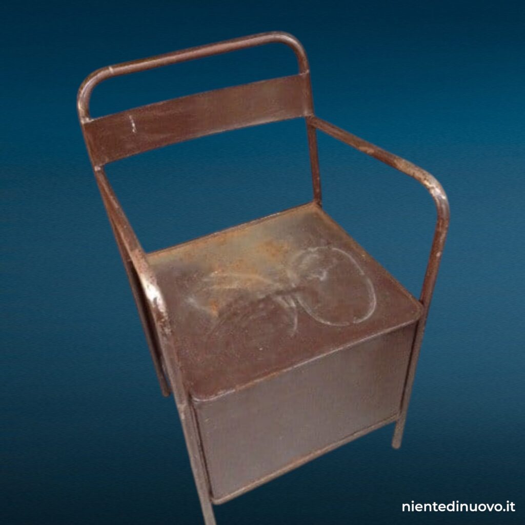 Vecchia comoda in ferro con contenitore e coperchio, sedia vintage con braccioli