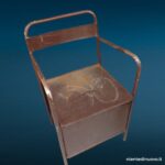 Vecchia comoda in ferro con contenitore e coperchio, sedia vintage con braccioli