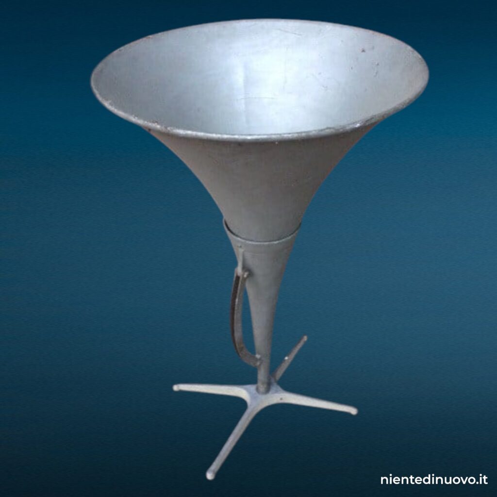 Vecchia tromba amplificatrice in alluminio, vintage delle gare automobilistiche della prima metà del '900