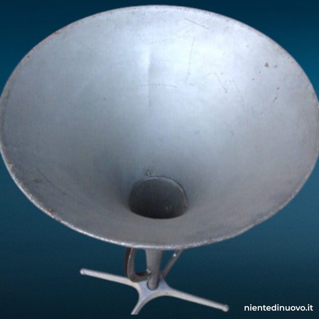 Vecchia tromba amplificatrice in alluminio, vintage delle gare automobilistiche della prima metà del '900
