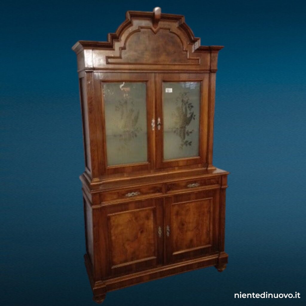 Credenza doppio corpo in noce con vetrina, primi 900