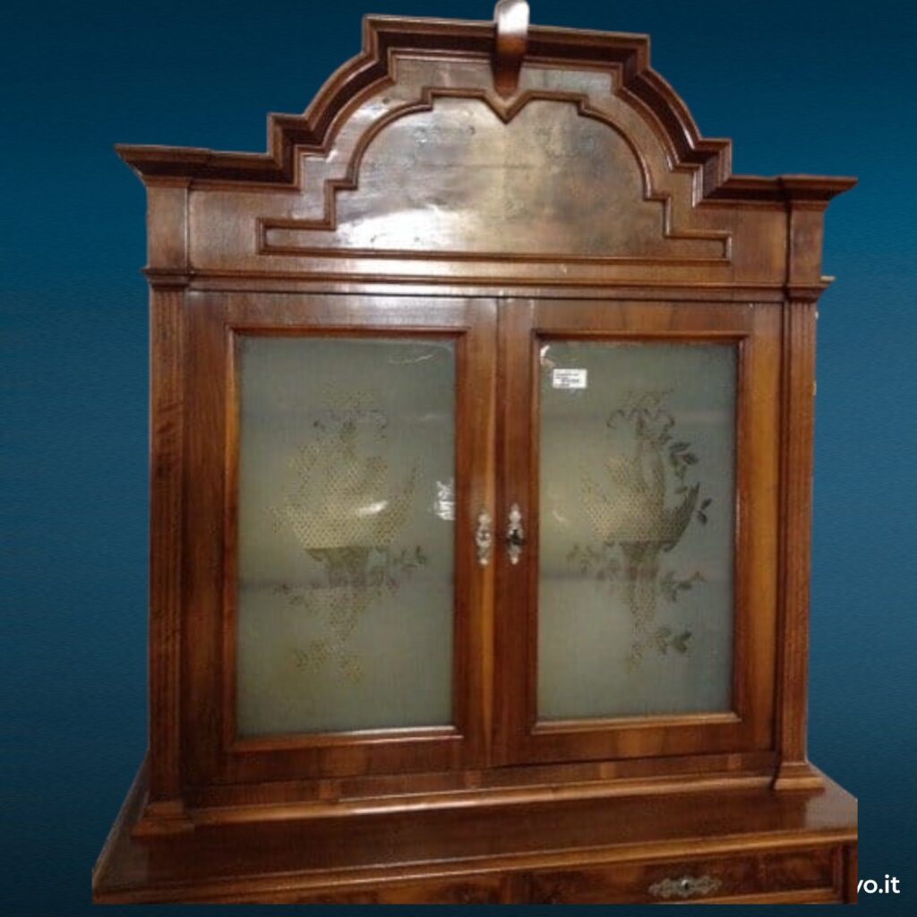 Credenza doppio corpo in noce con vetrina, primi 900