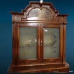 Credenza doppio corpo in noce con vetrina, primi 900