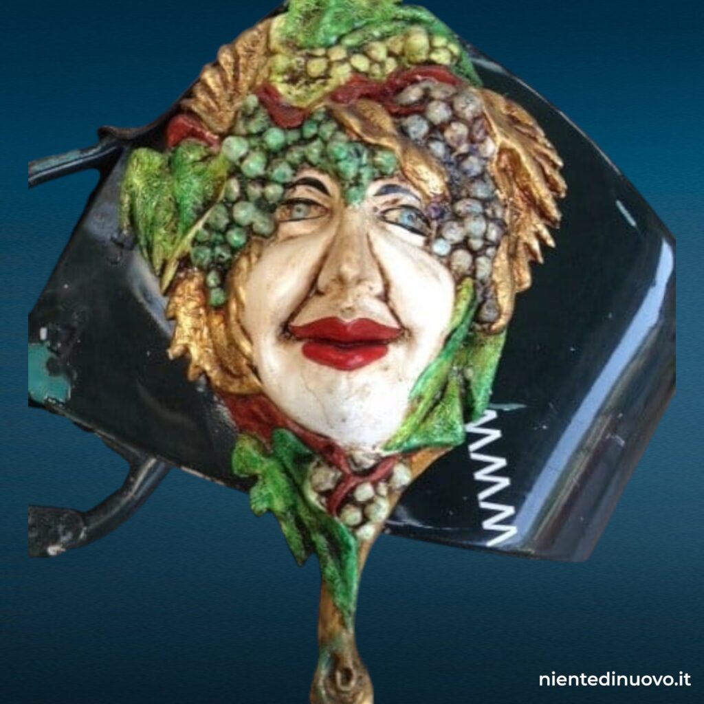 Maschera veneziana artigianale in cartapesta decorata
