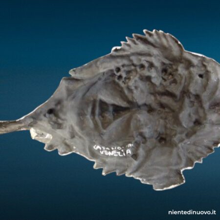 Maschera veneziana artigianale in cartapesta decorata