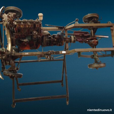 Motore sezionato da autoscuola Fiat 1100 su piedistallo