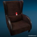 poltrona in velluto scuro con inserti pelle
