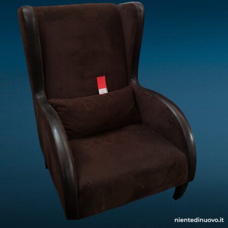 poltrona in velluto scuro con inserti pelle