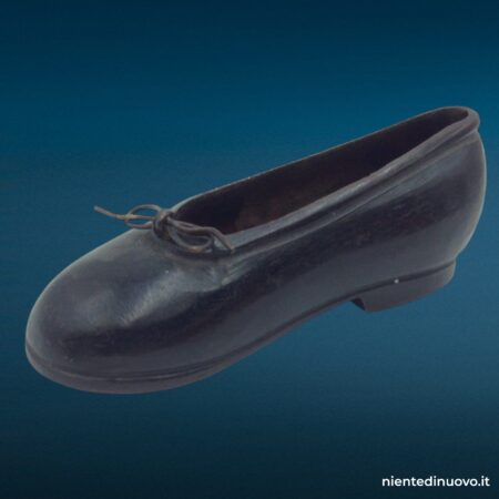 Scarpina soprammobile in ferro brunito a forma di scarpa da bambina con laccetto metallico, fermacarte vintage anni Trenta