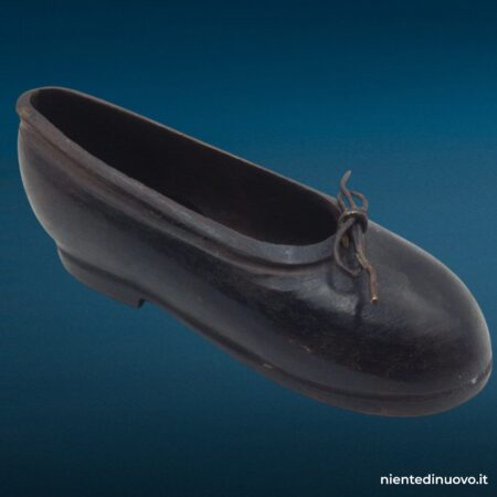 Scarpina soprammobile in ferro brunito a forma di scarpa da bambina con laccetto metallico, fermacarte vintage anni Trenta