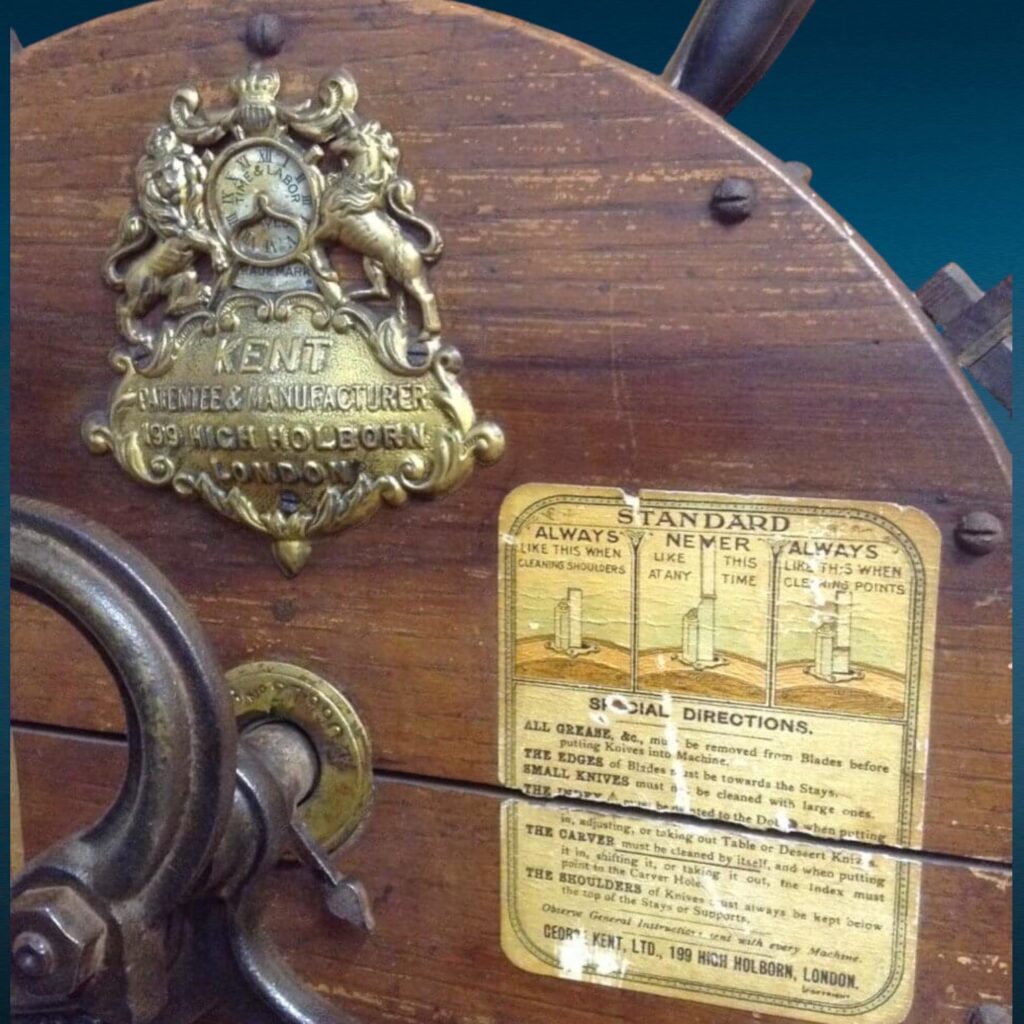 Antica macchina inglese lucidacoltelli di fine '800 prodotta dalla ditta Kent, modello 27990.