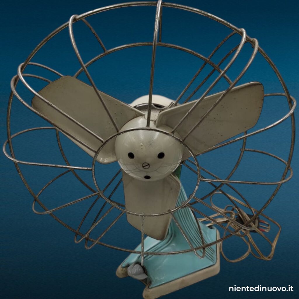 38492.jpg Vecchio ventilatore vintage Pezzoni anni '50 in metallo e bachelite