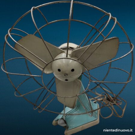 Vecchio ventilatore vintage Pezzoni anni '50 in metallo e bachelite