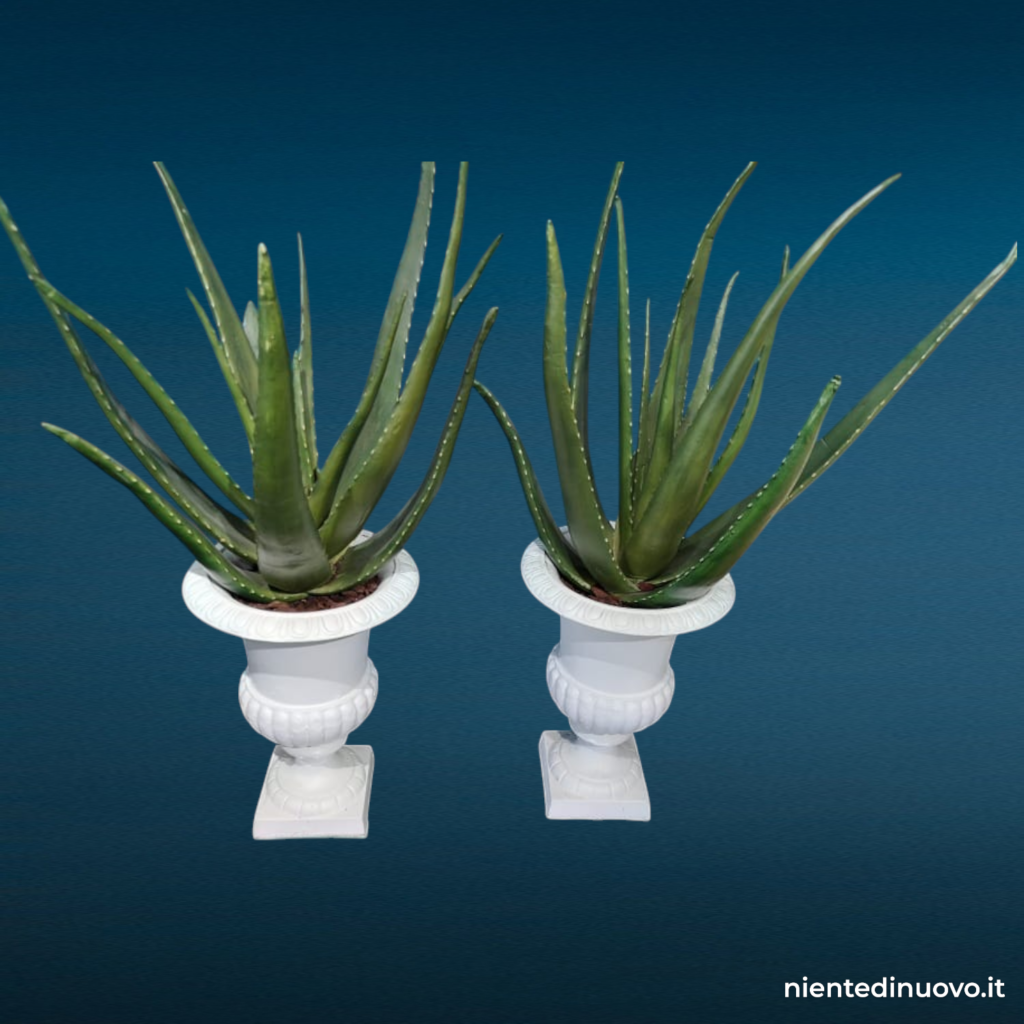 Vaso in ghisa a calice con aloe artificiale