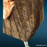 Poltrona in velluto in stile Decò con gambe in metallo e doppio cuscino