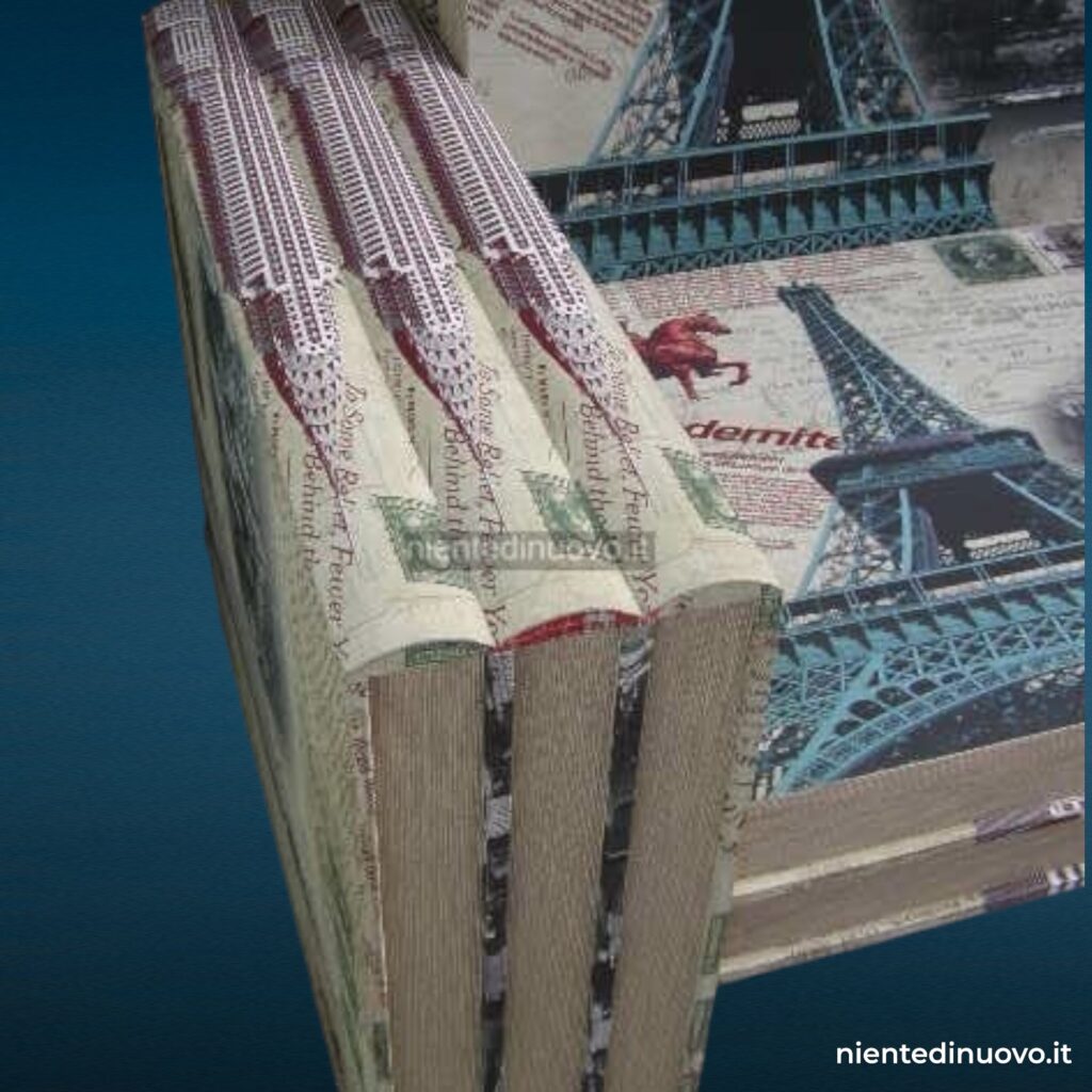 Divano a forma di libro con soggetto New York e Parigi