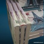 9002409_2.jpg Divano a forma di libro con soggetto New York e Parigi