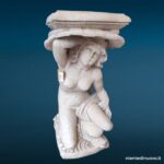 9002454.jpg Statua in marmo raffigurante una donna che regge una mensola, scolpita in un unico blocco.