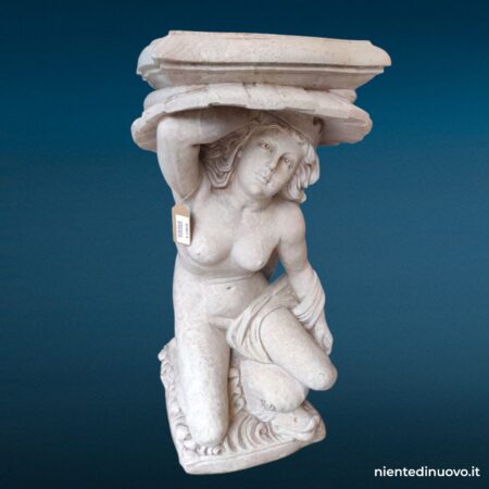 Statua in marmo raffigurante una donna che regge una mensola, scolpita in un unico blocco.