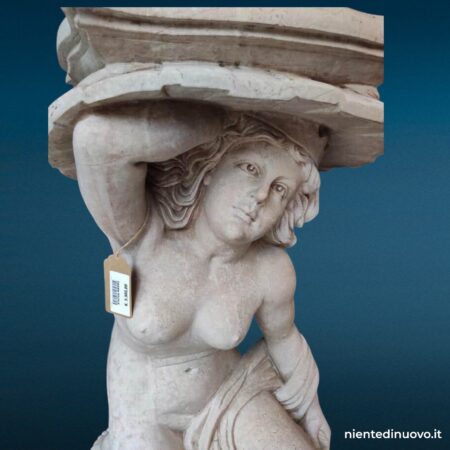 Statua in marmo raffigurante una donna che regge una mensola, scolpita in un unico blocco.