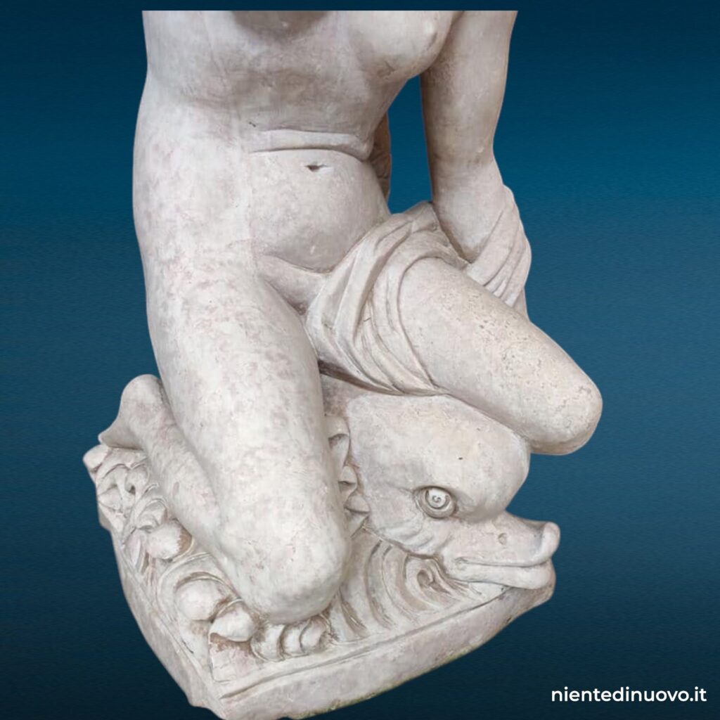 Statua in marmo raffigurante una donna che regge una mensola, scolpita in un unico blocco.