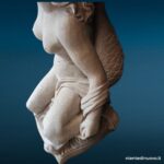 9002454_3.jpg Statua in marmo raffigurante una donna che regge una mensola, scolpita in un unico blocco.