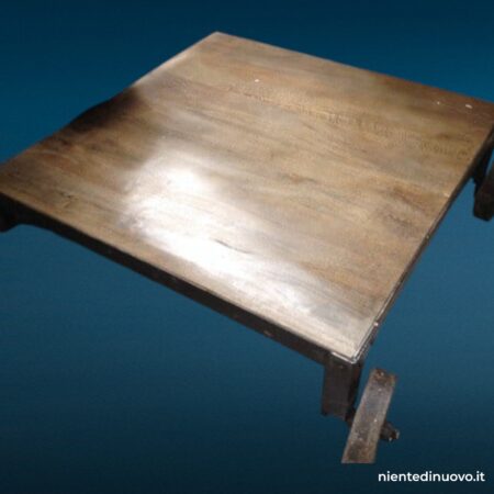 Tavolino 4 ruote industrial in legno massello e ferro con ruote funzionali e design robusto