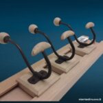 Appendino in legno chiaro con 3 ganci regolabili in ferro