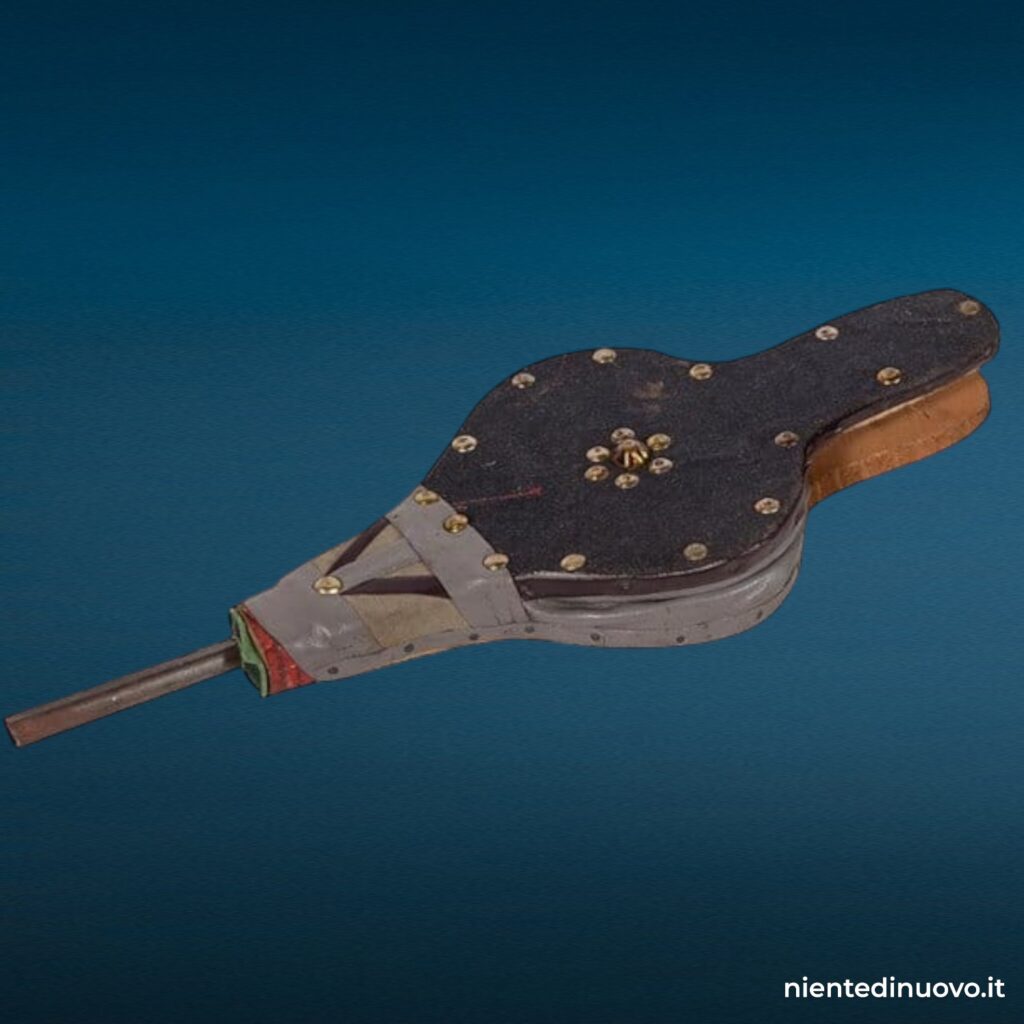 Piccolo soffietto artigianale in legno, realizzato con materiali di qualità, ideale per uso pratico o come elemento decorativo in ambienti rustici.