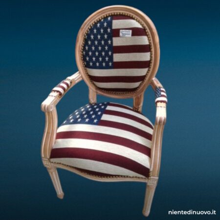Poltrona decapata USA con struttura in legno e rivestimento bandiera americana