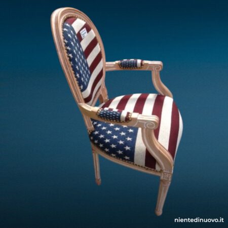 Poltrona decapata USA con struttura in legno e rivestimento bandiera americana