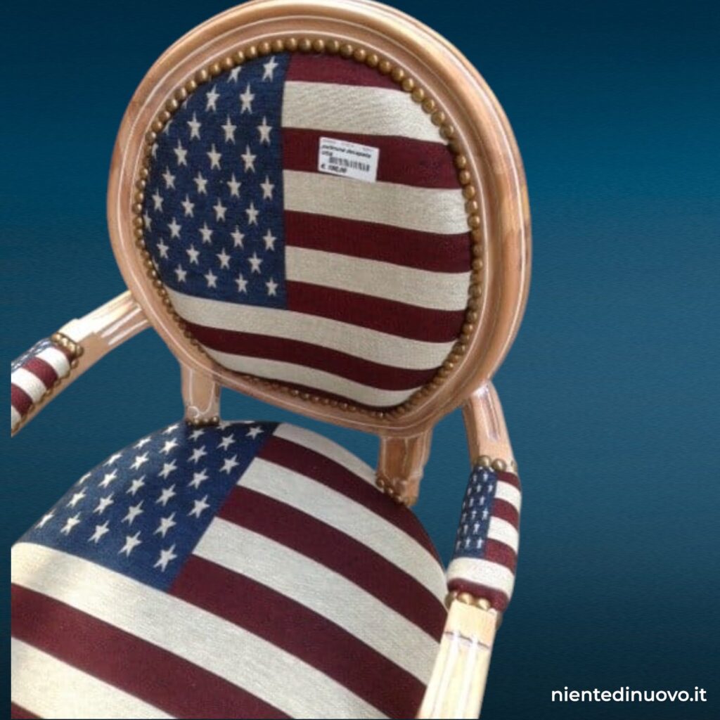 Poltrona decapata USA con struttura in legno e rivestimento bandiera americana