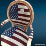 Poltrona decapata USA con struttura in legno e rivestimento bandiera americana