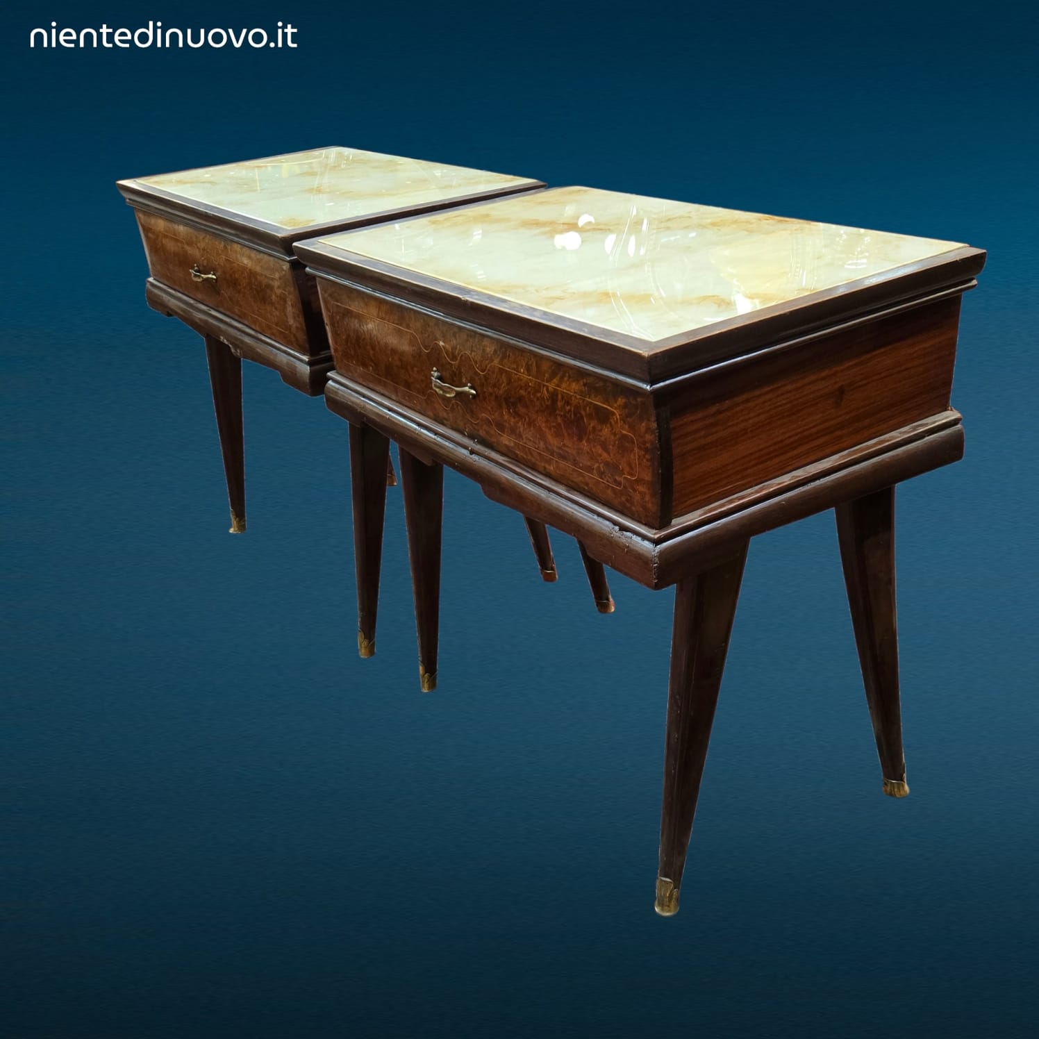 Coppia di comodini anni 60 con vetri originali posati accanto a un letto