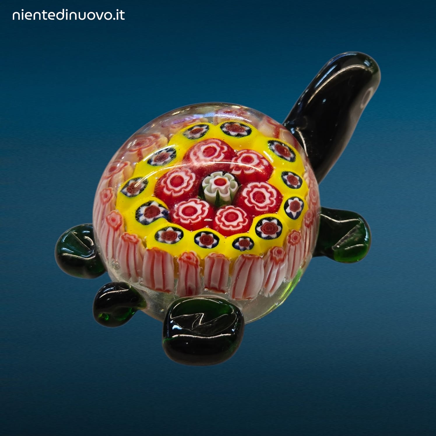 Tartaruga in vetro soffiato con murrine su scrivania in legno