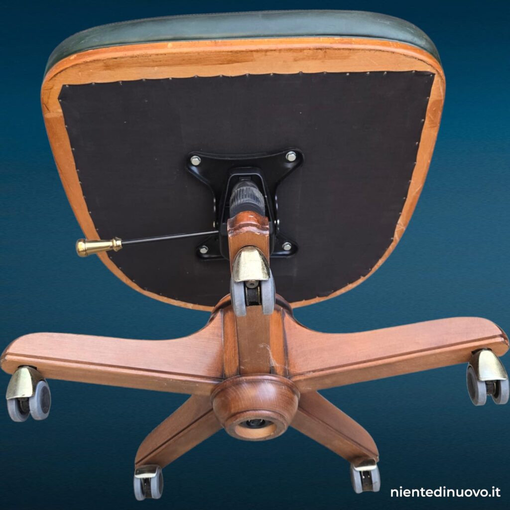 Poltrona Captain Chesterfield in pelle verde con base a rotelle - immagine aggiuntiva 9