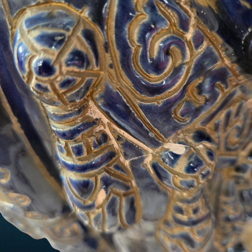 Elefante decorativo in ceramica blu cobalto e oro - immagine aggiuntiva 3