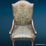 Poltrona stile Luigi XIII schienale alto in pelle goffrata - immagine aggiuntiva 4