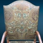 Poltrona stile Luigi XIII schienale alto in pelle goffrata - immagine aggiuntiva 5
